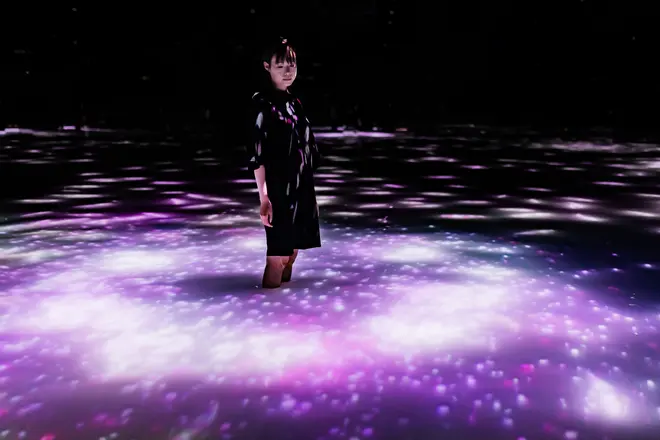 人と共に踊る鯉によって描かれる水面のドローイング - Infinity