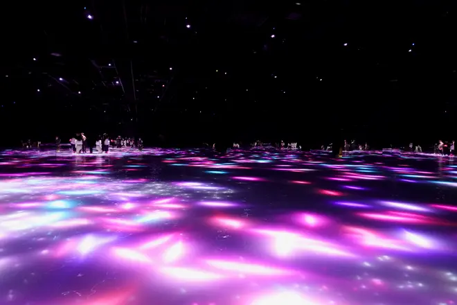 人と共に踊る鯉によって描かれる水面のドローイング - Infinity