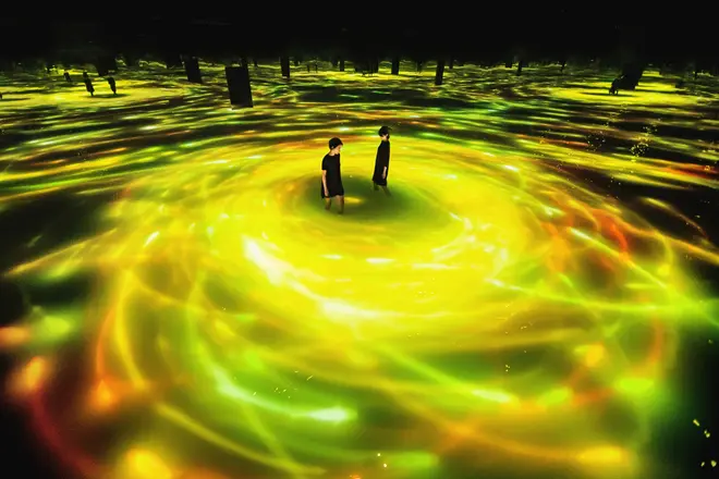 人と共に踊る鯉によって描かれる水面のドローイング／Drawing on the Water Surface Created by the Dance of Koi and People - Infinity