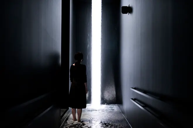 坂の上にある光の滝／Waterfall of Light Particles at the Top of an Incline