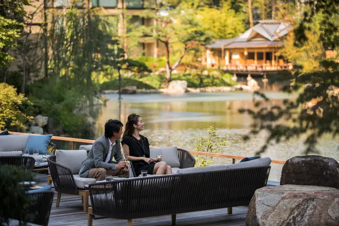 積翠園を望むテラス席