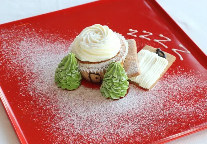 【寝坊してすんマフィン】 ビスケットサンドの布団とカップケーキの家