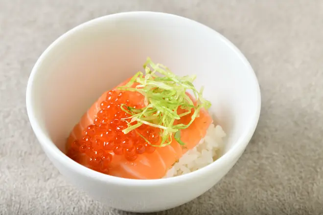 鱒の子とノルウェーサーモンの漬け丼 柚子胡椒風味