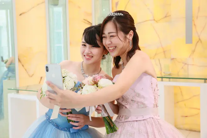 友人同士で好みのドレスを着て、今しか撮れない瞬間を撮影