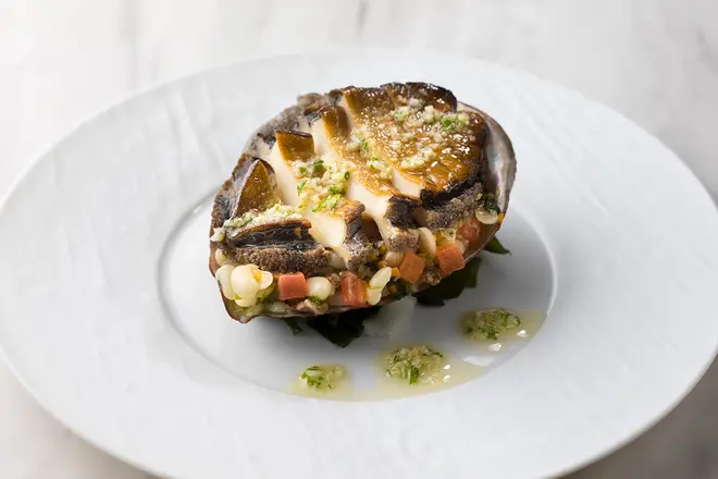 【選べるメインディッシュ(2)】国産“黒鮑”(200gサイズ)のステーキ 白いんげん豆のラグーと生海苔風味の香味バターソース イメージ