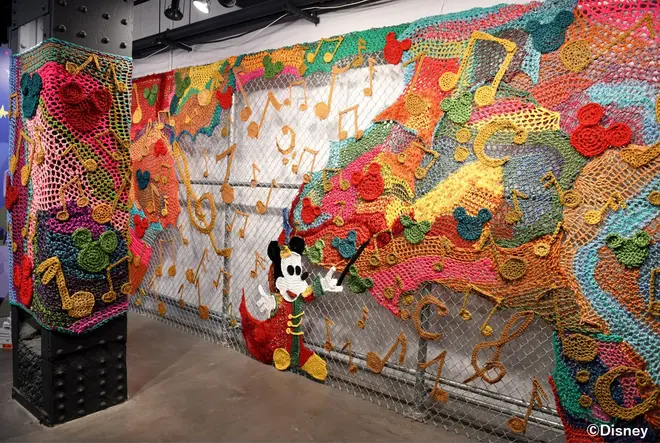 London Kaye“Supersonic Skein” (c) Disney ※写真はニューヨーク展の展示風景。日本展に向けて再制作。