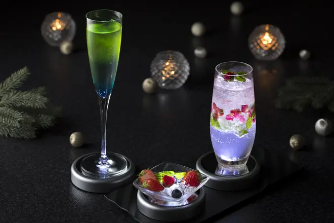 バー「2000」 Emerald Smile 1,980円（左）／Sunshine Smile  2,200円（右） ※サービス料別