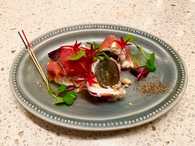 「ピッツェリア＆肉イタリアン OTTIMO VITA」 巨峰とブッラータの生ハムてまり 880円（税込）