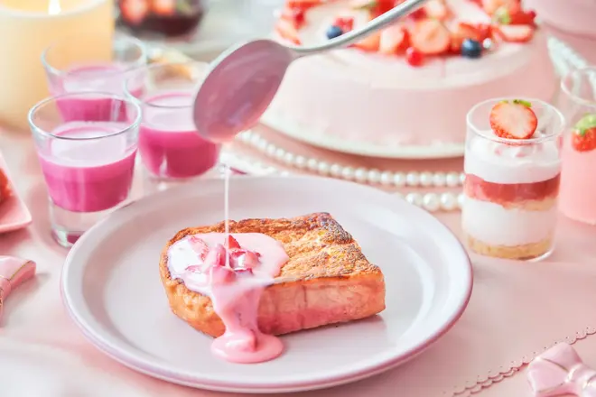 ふわふわフレンチトースト ストロベリーミルクソース (シェフのライブパフォーマンスコーナー) イメージ