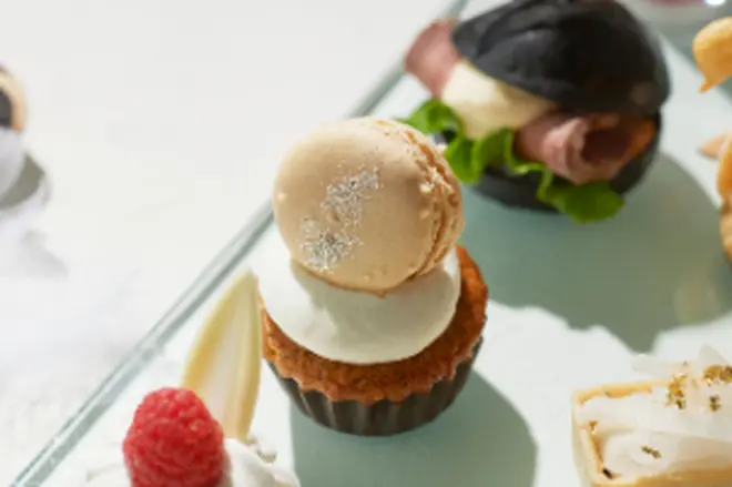 「紅茶カップケーキ、オレンジクリーム、キャラメルマカロン添え」イメージ