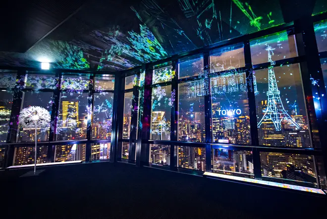 展望台の窓に映し出される世界中のランドマーク