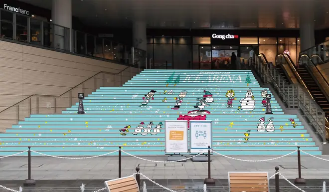 大階段の装飾 イメージ (c) 2020 Peanuts Worldwide LLC