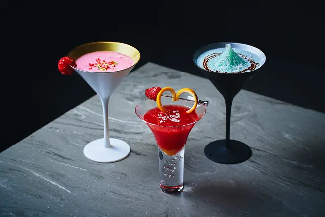 左から「ピンクストロベリーブリュレ」（モクテル）、「ストロベリーエンジェルショット」、「ブルーバナーヌショコラ」 イメージ