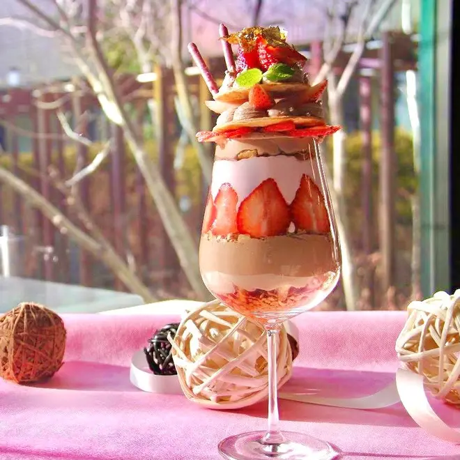 いちごとチョコレートのクリームパフェ イメージ