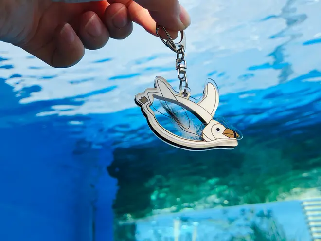 ペンギンの羽入りキーホルダー 495円 イメージ