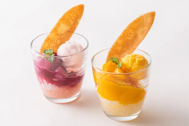 マンゴーパフェ（7月／右）、ピーチパフェ（8月／左） イメージ