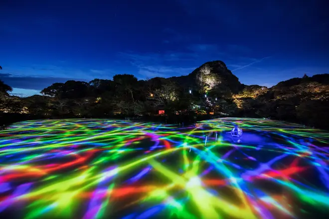 小舟と共に踊る鯉によって描かれる水面のドローイング イメージ
