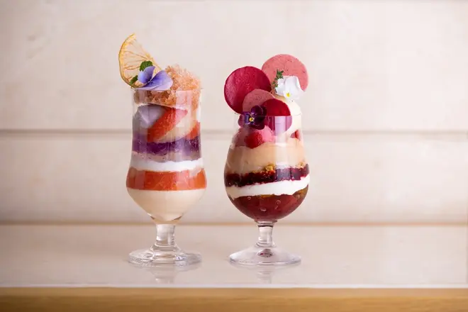 （左）ラベンダーとグレープフルーツのパフェ（右）白桃とペッシュ・ド・ヴィーニュのパフェ イメージ