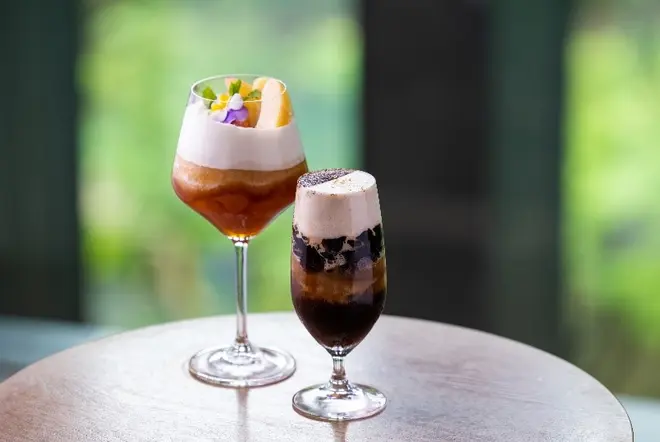 （左）ピーチ＆ダージリンフラッペ（右）エスプレッソフラッペ イメージ