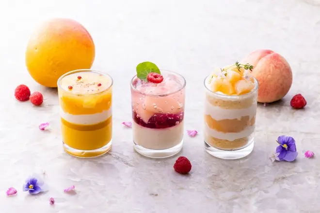 （左）パイナップルマンゴー（中央）ピーチメルバ（右）桃のショートケーキ イメージ