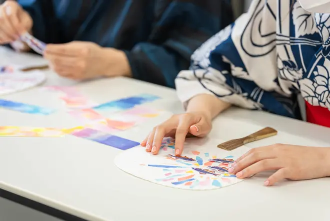 「ミクロラスボラハナビのちぎり絵うちわ作り」イメージ