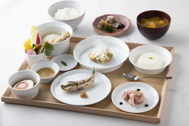 御飯と椀物。小鉢6種はすべての朝食に付く。 イメージ