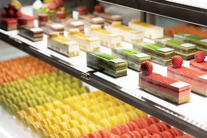 色とりどりのスイーツが並ぶショーケース イメージ