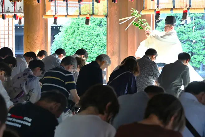 お祓いを受ける参拝者