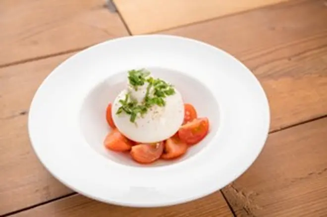 フルーツトマトとブッラータチーズのカプレ 1,680円（税抜）