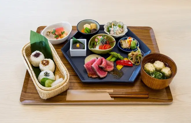 「玄武洞かご手まりむすび膳」“但馬牛”と“季節の地元食材”
