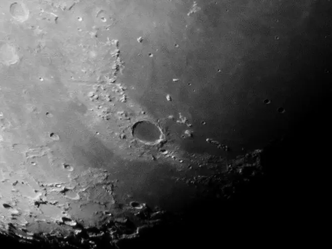 月面クレーター「プラトー付近」(写真提供: 加藤保美氏)