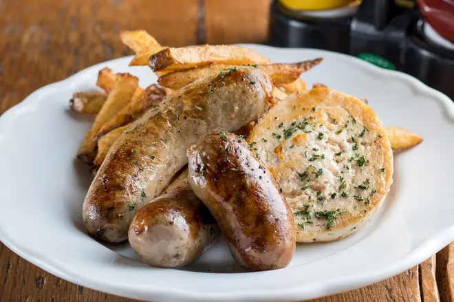 自家製ソーセージ 3 種盛りフレンチフライ添え¥1,300(税込)<バビーズ ニューヨーク アークヒルズ>