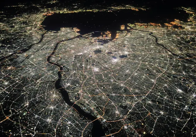 上空1万3700㍍から見た東京 司馬遼太郎の言葉3「漱石の旅路」より ©小林修(朝日新聞出版写真部)