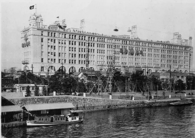 浅草雷門駅（東武ビルディング）全景　1931年撮影東武博物館提供）
