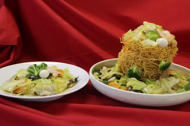 通常の「あんかけ揚げ麺」と「メガ盛り」版
