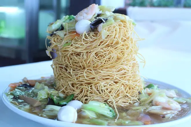 高さ20センチの「メガ盛りあんかけ揚げ麺」