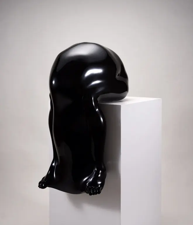 青木千絵 「孤独の身体」 幅45×奥行65×高さ90cm、3,240,000円（税込）