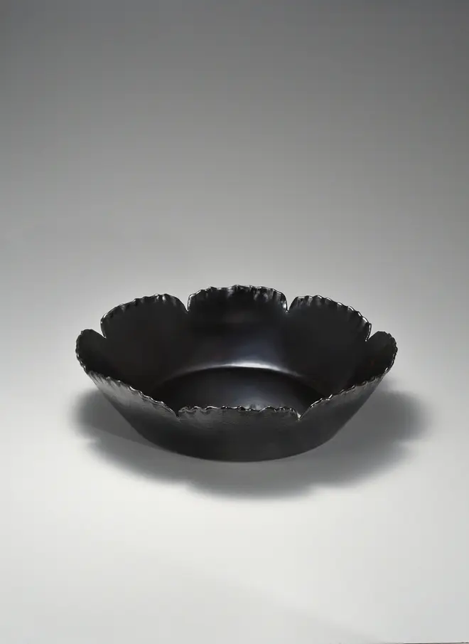 増村紀一郎 「漆皮輪花鉢」 径32.6×高さ9cm、1,296,000円（税込）