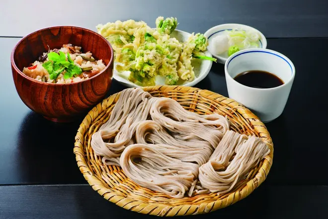 山菜天ぷらそばと日替り炊込みご飯セット≪各日限定40食≫（１人前）1,512円（税込）