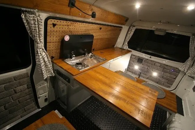「VAN LIFE」到来！キャンピングカーにも“リノベーション”！（アネックス）