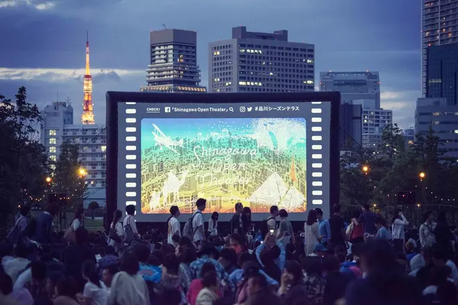  開放感溢れる野外映画上映「品川オープンシアター」
