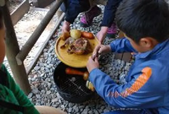 ダッチオーブンローストチキン　調理時の様子