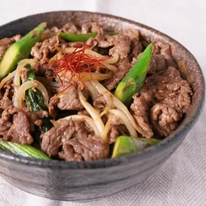 ②牛肉とニンニクの芽のスタミナ焼肉丼