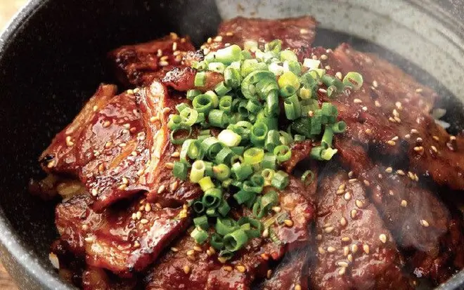 ③牛肉　中落ちカルビ丼