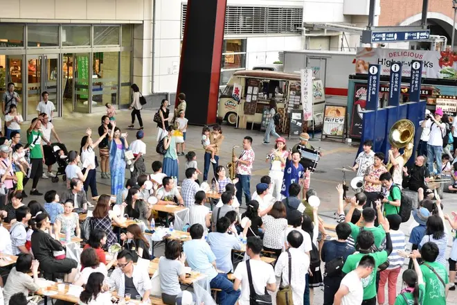 客席横のパフォーマンスに会場は一気に興奮