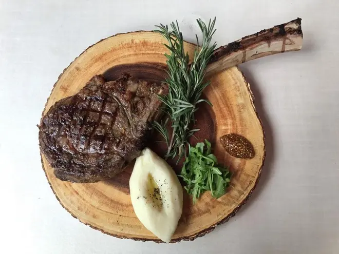 肉屋の主人おすすめ骨付きリブロース 豪快トマホークステーキ   
