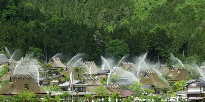 【2025年版】美山かやぶきの里一斉放水