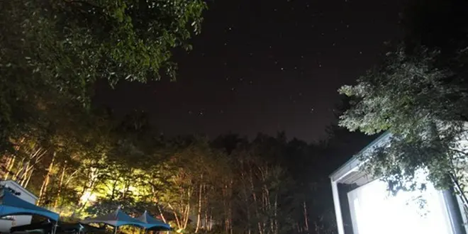 八ヶ岳の高原で映画を楽しむ「日本一星空に近い映画館」に行こう♡