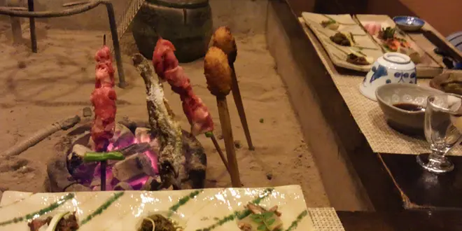 日本情緒の温泉地で炉端焼きやお酒などに舌鼓