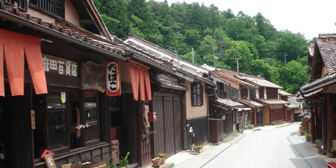 日本最古の小学校とレトロな町並みを楽しむ 岡山・吹屋ふるさと村